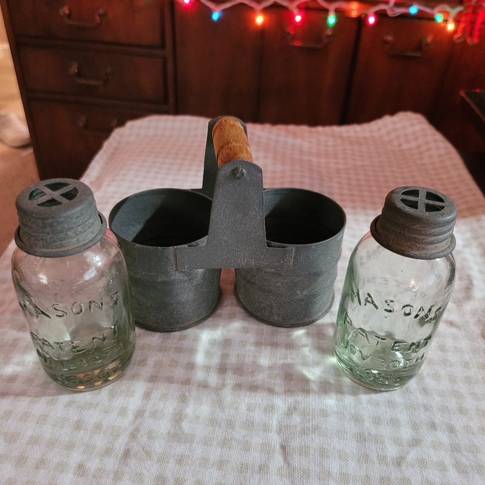 Salt/pepper/spice shakers.